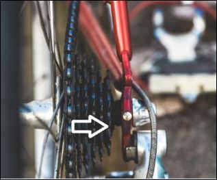 Fahrrad Reparatur, Kette auf kleinstes Zahnrad (Pfeil) schalten