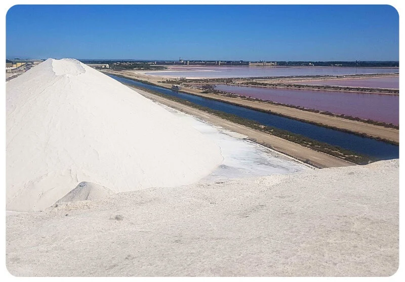 Von den Salzaufschüttungen hast du einen Wahnsinnsblick über die Saline