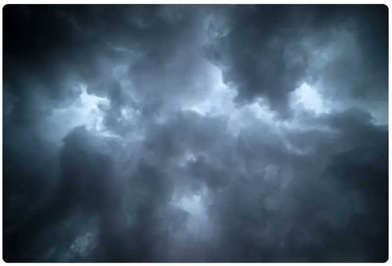 Dunkle Gewitterwolken als Symbol für schlechtes Wetter und Unwetter