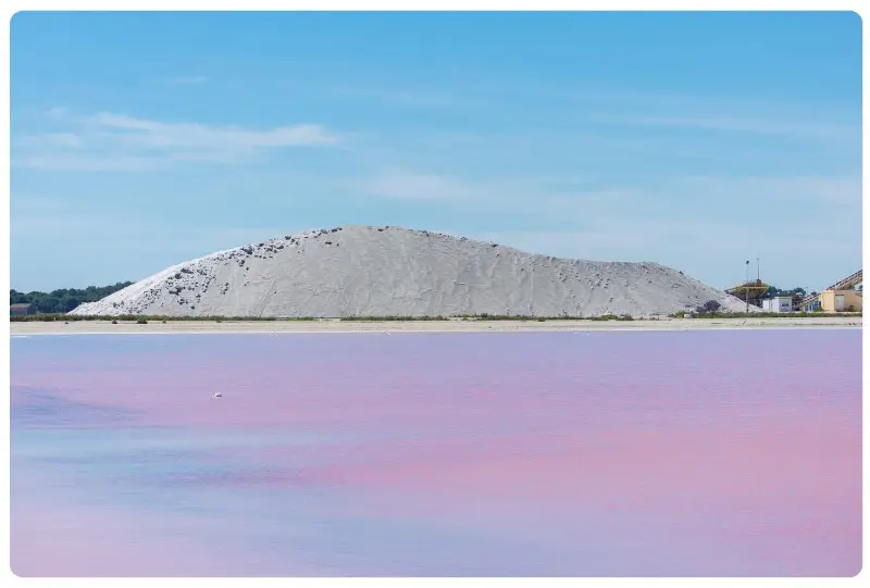 Unterwegs in der Kleinstadt Aigues-Mortes am Rande der Camargue