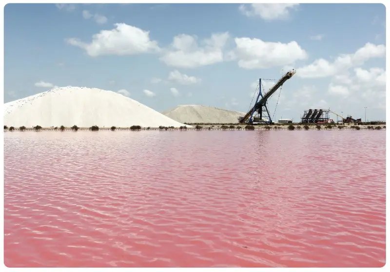 Salinenanlage mit Salzhalde in Aigues-Mortes 