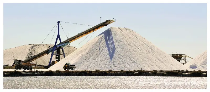 Salzernte in der Saline von Aigues-Mortes