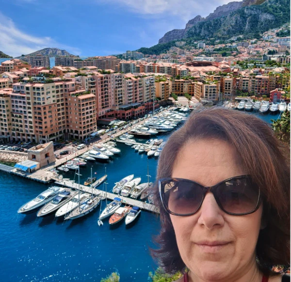 Nicole im Hintergrund Hafen Monaco