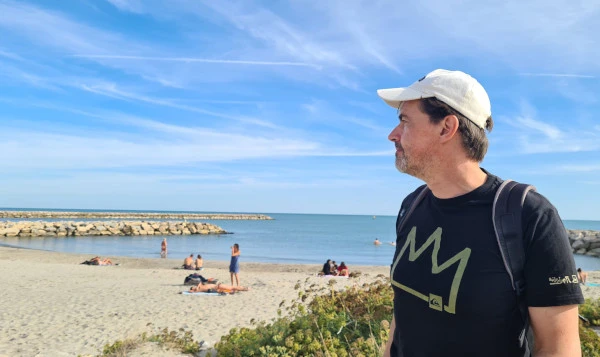 Mika genießt Strand Saintes-Maries-de-la-Mer