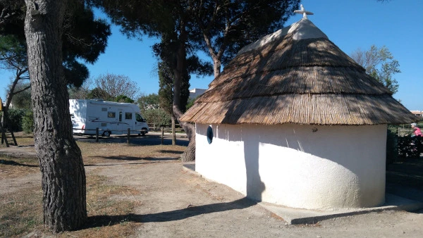 Typisches cabane de gardiane auf dem Campingplatz la Brise