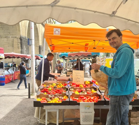 Mika auf dem Markt Les Arceaux
