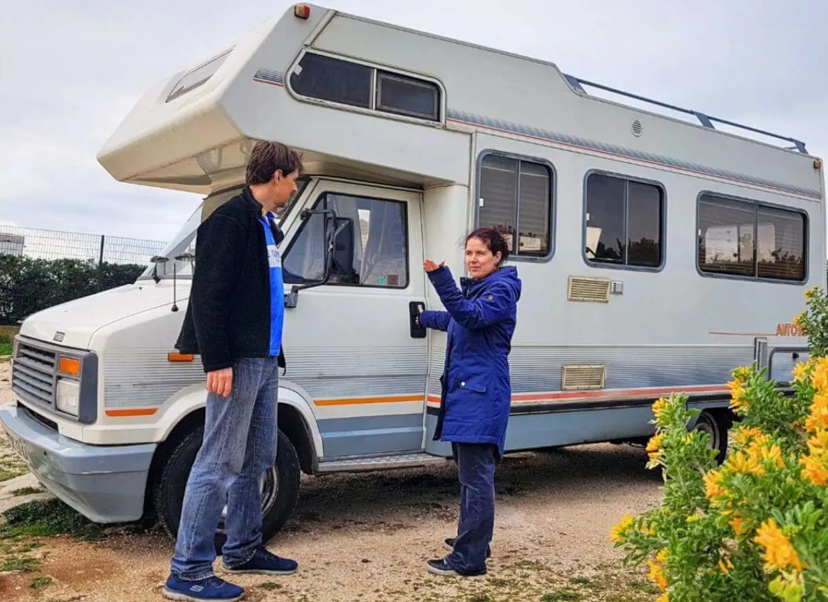 Nicole und Mika vor ihrem Wohnmobil - Wir zeigen Campingplätze bei Montpellier und Camargue