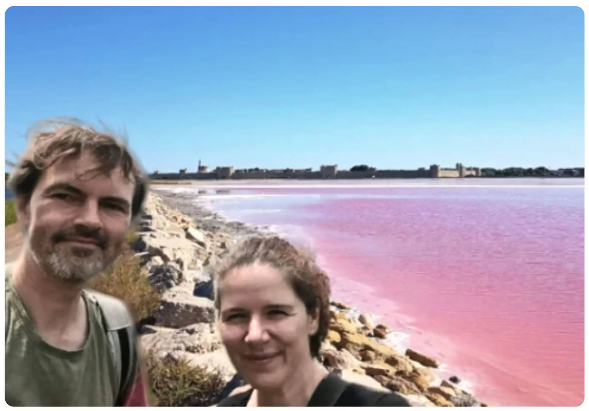 Nicole und Mika an den pinken Salzseen von Aigues-Mortes