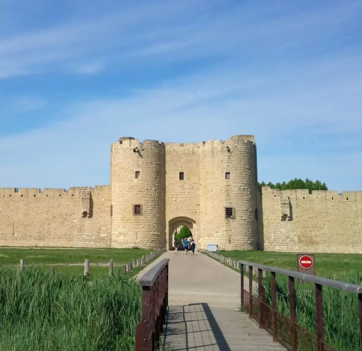 Beeindruckend – die imposante Festungsmauer von Aigues-Mortes