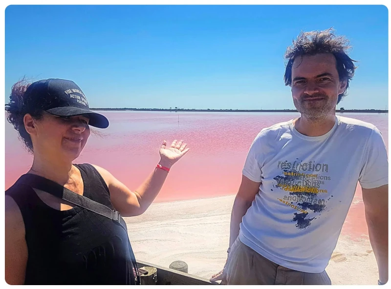 Nicole und Mika vor den pinkfarbenen Salzseen von Aigues-Mortes – eine der bekanntesten Sehenswürdigkeiten der Camargue