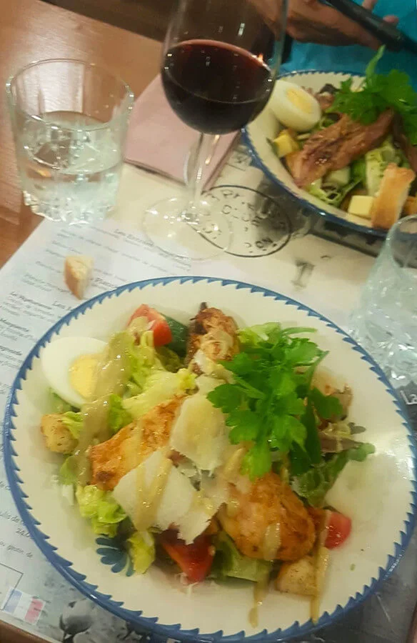 Frischer Salat in einem Spezialitäten-Restaurant in Montpellier mit Wein vom Pic Saint Loup
