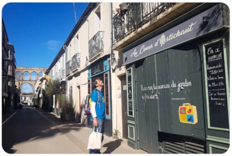 Mika auf Entdeckungstour in der Nähe des Hotels des Arceaux in Les Arceaux, Montpellier