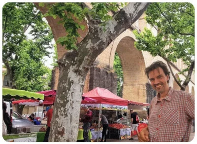 Mika auf dem Markt in Les Arceaux in Montpellier