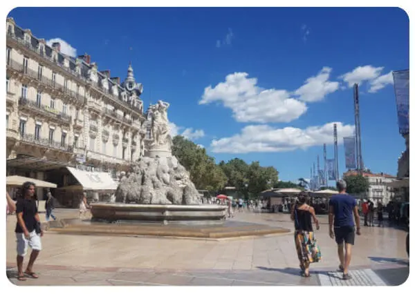 Da trifft man sich - MOntpellerains und Besucher - Place de la COmedie in Montpellier
