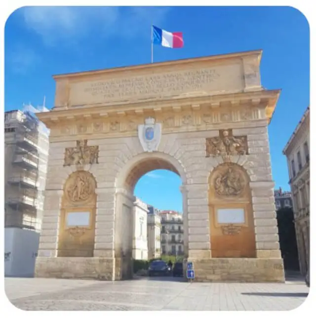 Arc de Triomphe in Montpellier mit französischer Flagge