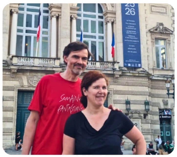 Nicole und Mika vor der Opéra Comédie