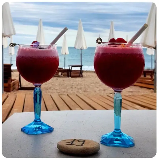 Ein prickelnder Cocktail im Beachclub