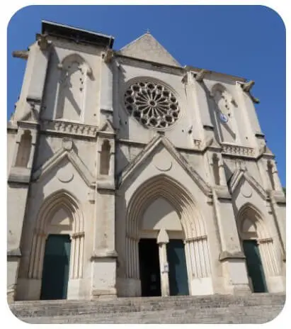 Fassade der Kirche Saint-Roch im gotischen Stil