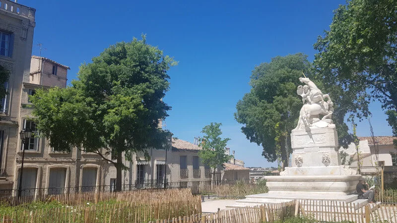 Die Fontaine des Licornes auf dem Place de la Canourgue