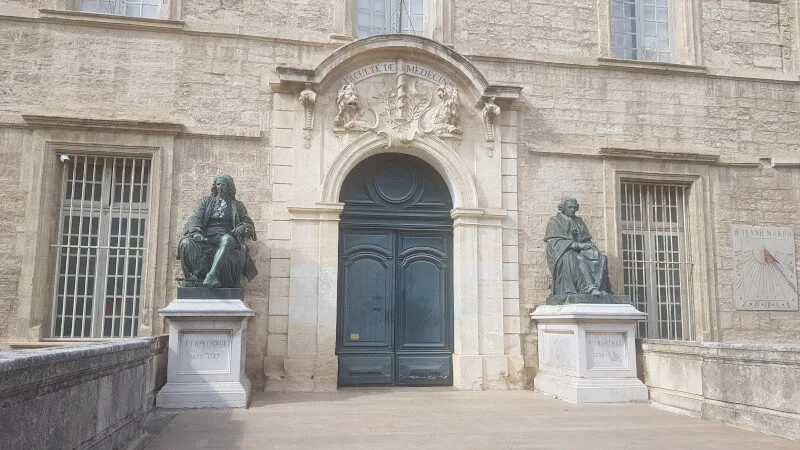 Nicole und Mika unterwegs in der Altstadt von Montpellier