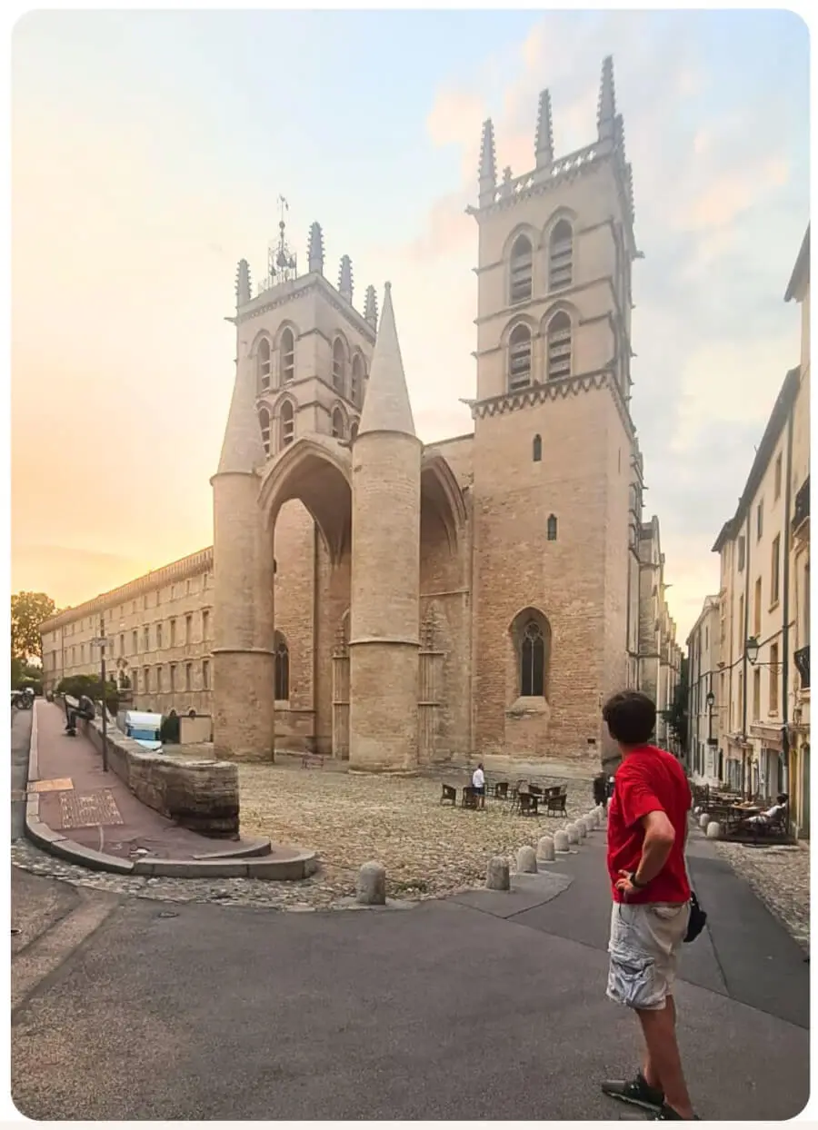 Nicole und Mika unterwegs in der Altstadt von Montpellier