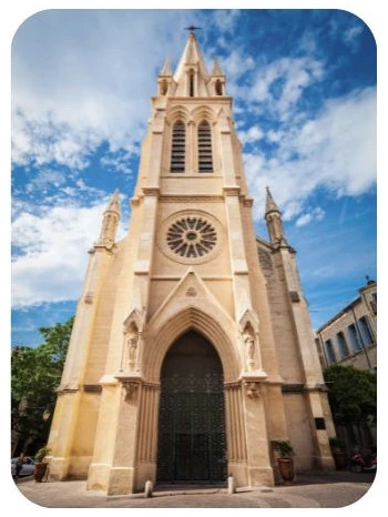 Kirche Saint-Anne mit Glockenturm und blauem Himmel