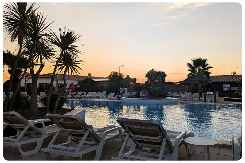 Poollandschaft im Camping Sandaya Tamaris in Frontignan bei Sonnenuntergang