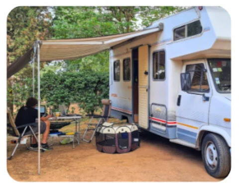 Campingferien im Languedoc – Mika beim Arbeiten für diese Webseite