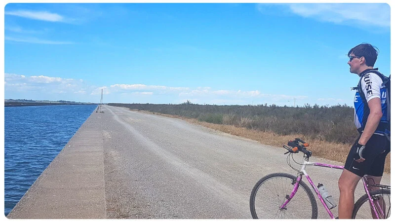 Nicht weit vom Campingplatz entfernt - Mika mit dem Vélo unterwegsi