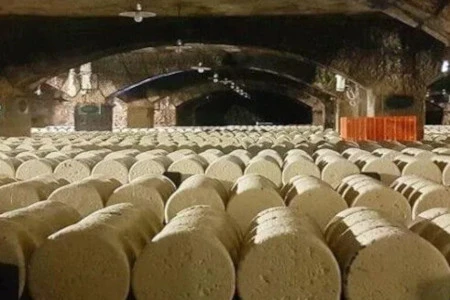 Unterwegs im Käsekeller von Roquefort - im Reifekeller