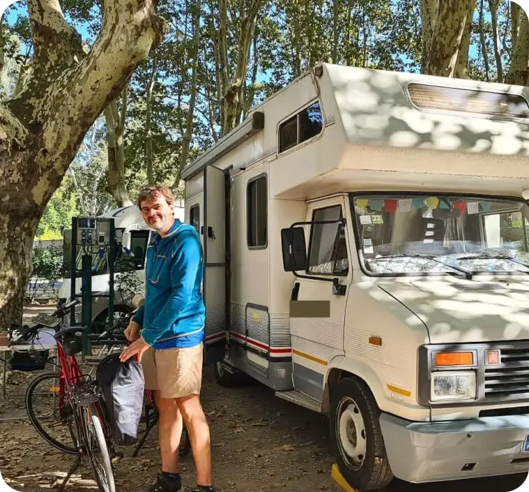 Camping Frontignan – Mika auf dem Campingplatz mit Fahrrad