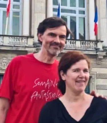 Mika in den Klatschmohnfelder in der Nähe von Montpellier
