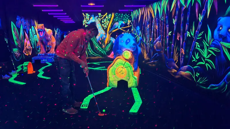 Mika beim Indoor-Minigolf Goolfy in Montpellier