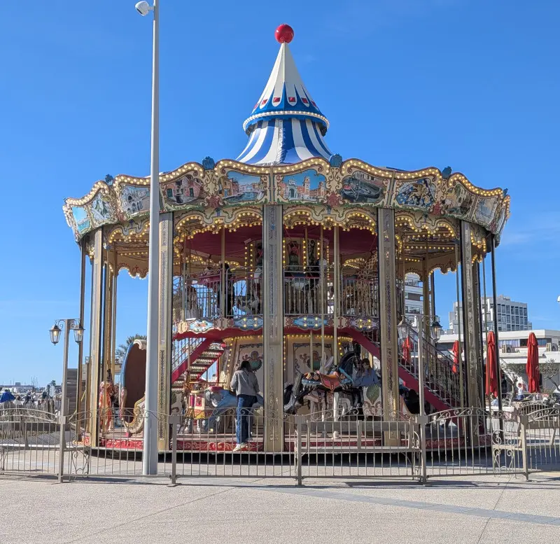 Kinderkarrussel in La Grande MOtte auf der Strandpromenade