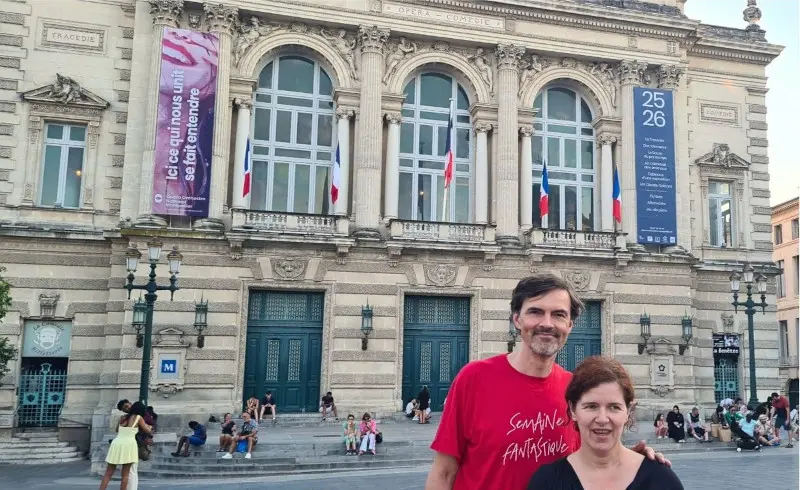 Nicole und Mika auf dem Place de la Comédie in Montpellier