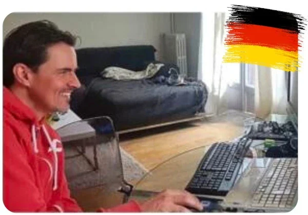 Mika vorm Rechner beim Buchen